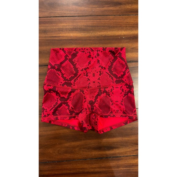 lululemon athletica Pants - Lululemon Red Snakeskin High Rise Yoga Shorts Size 4 Burgundy Animal Print